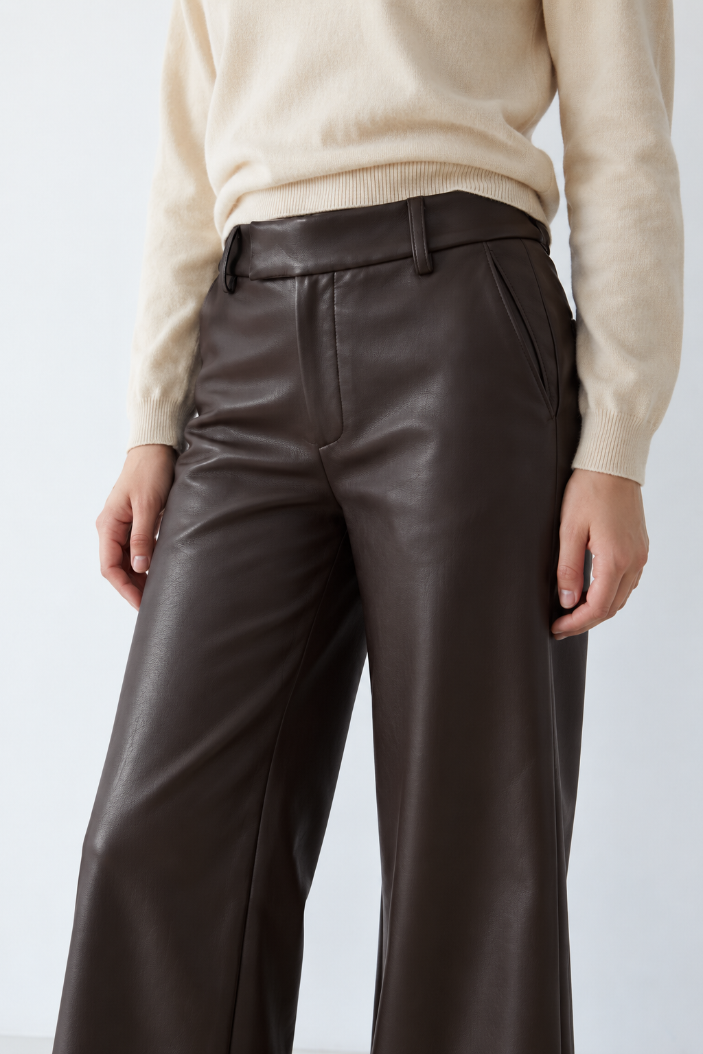 PANTALÓN WIDE LEG EFECTO PIEL MARRÓN CHOCOLATE 111