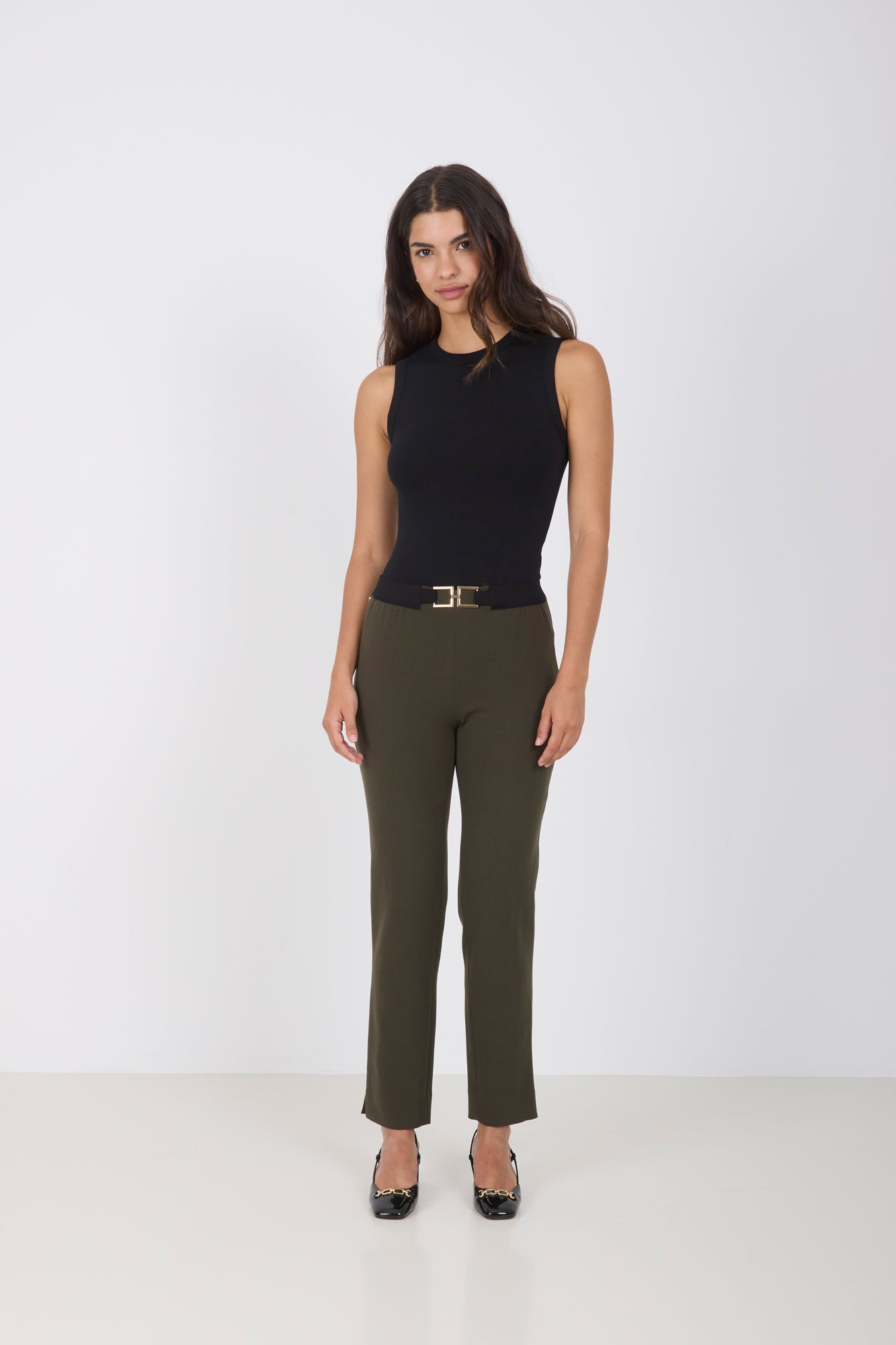 Pantalón Verde con Cinturón Negro y Dorado