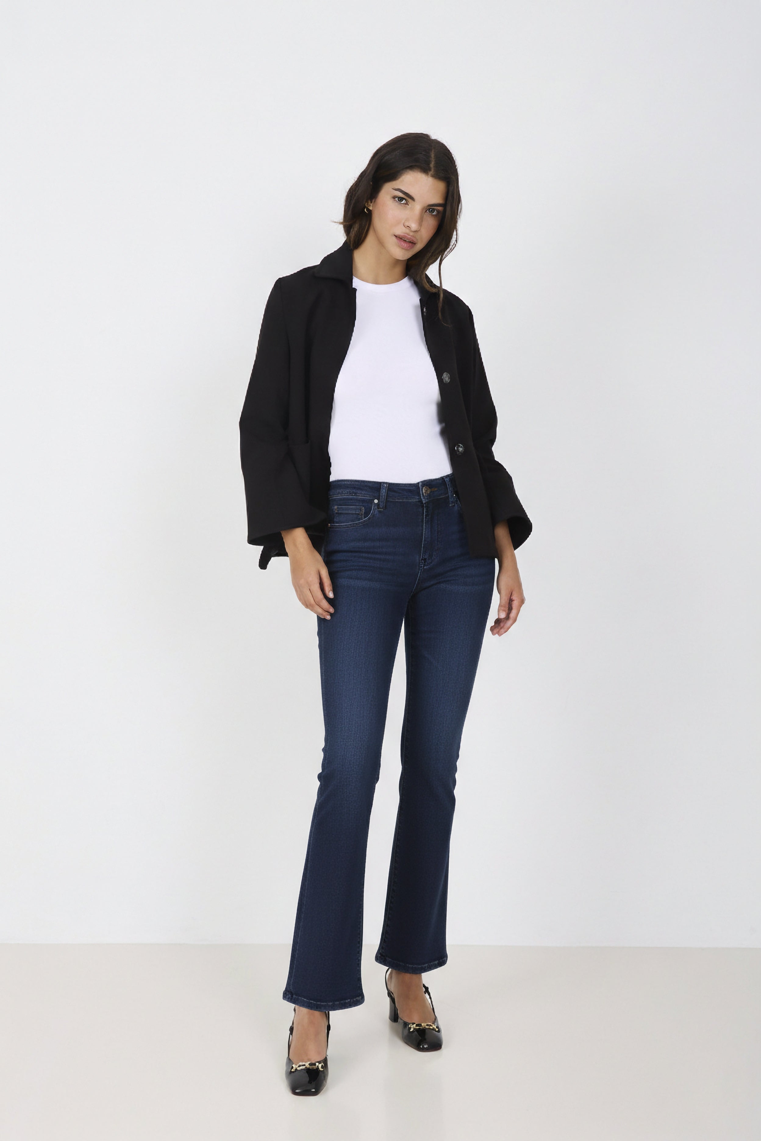 Pantalón vaquero acampanado con transfer ''KLEYMAC''