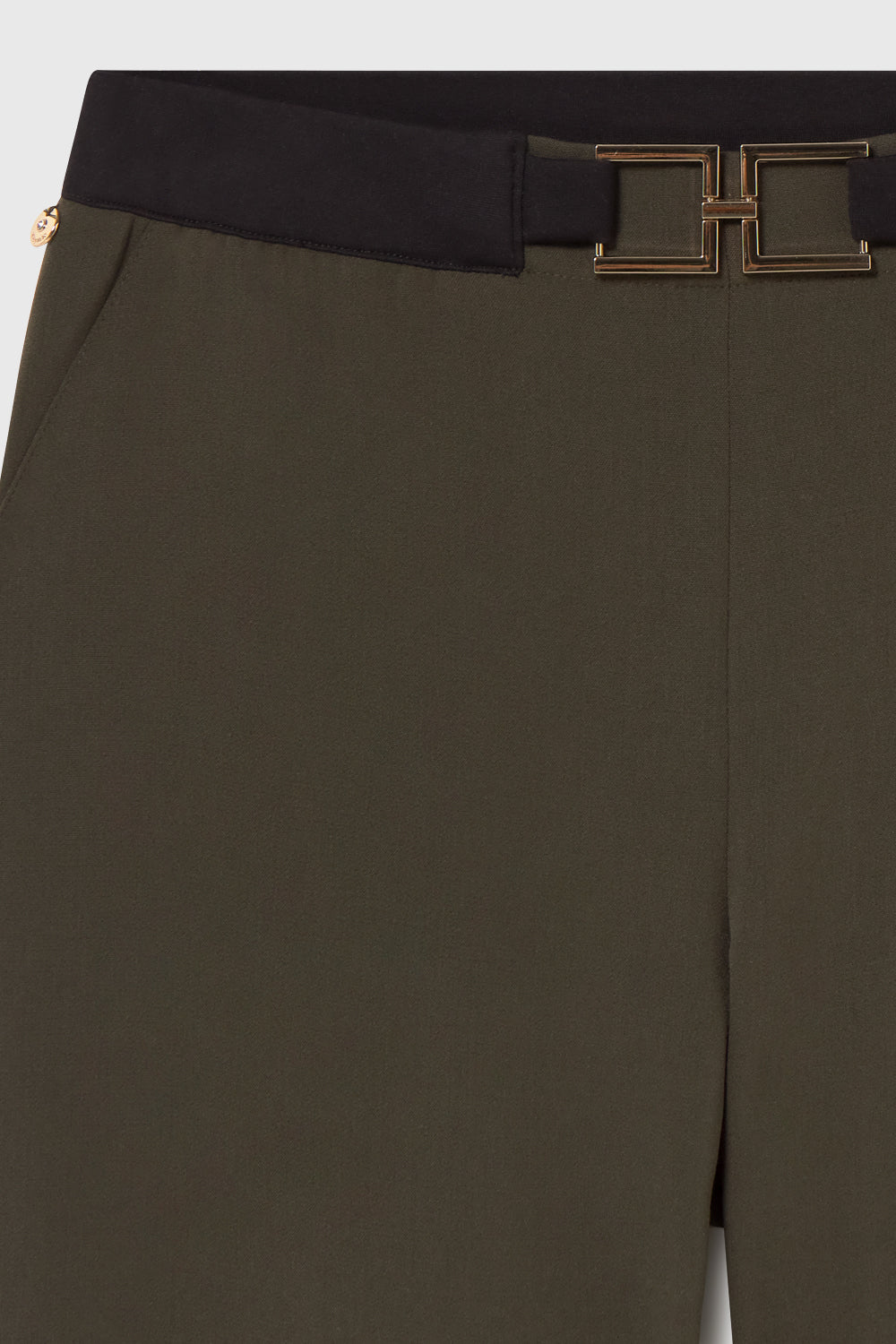 Pantalón Verde con Cinturón Negro y Dorado