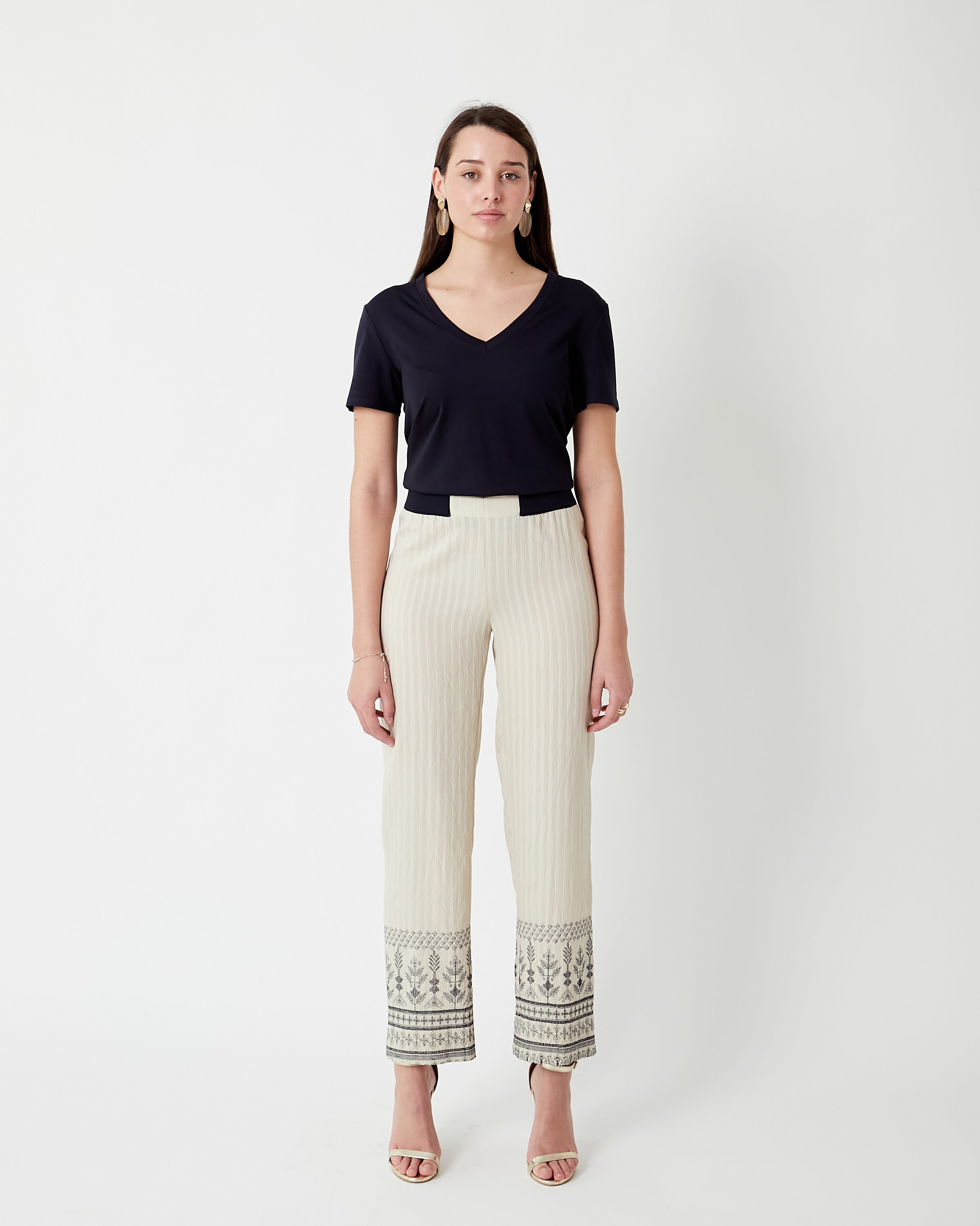 Pantalón recto con bordado en bajo