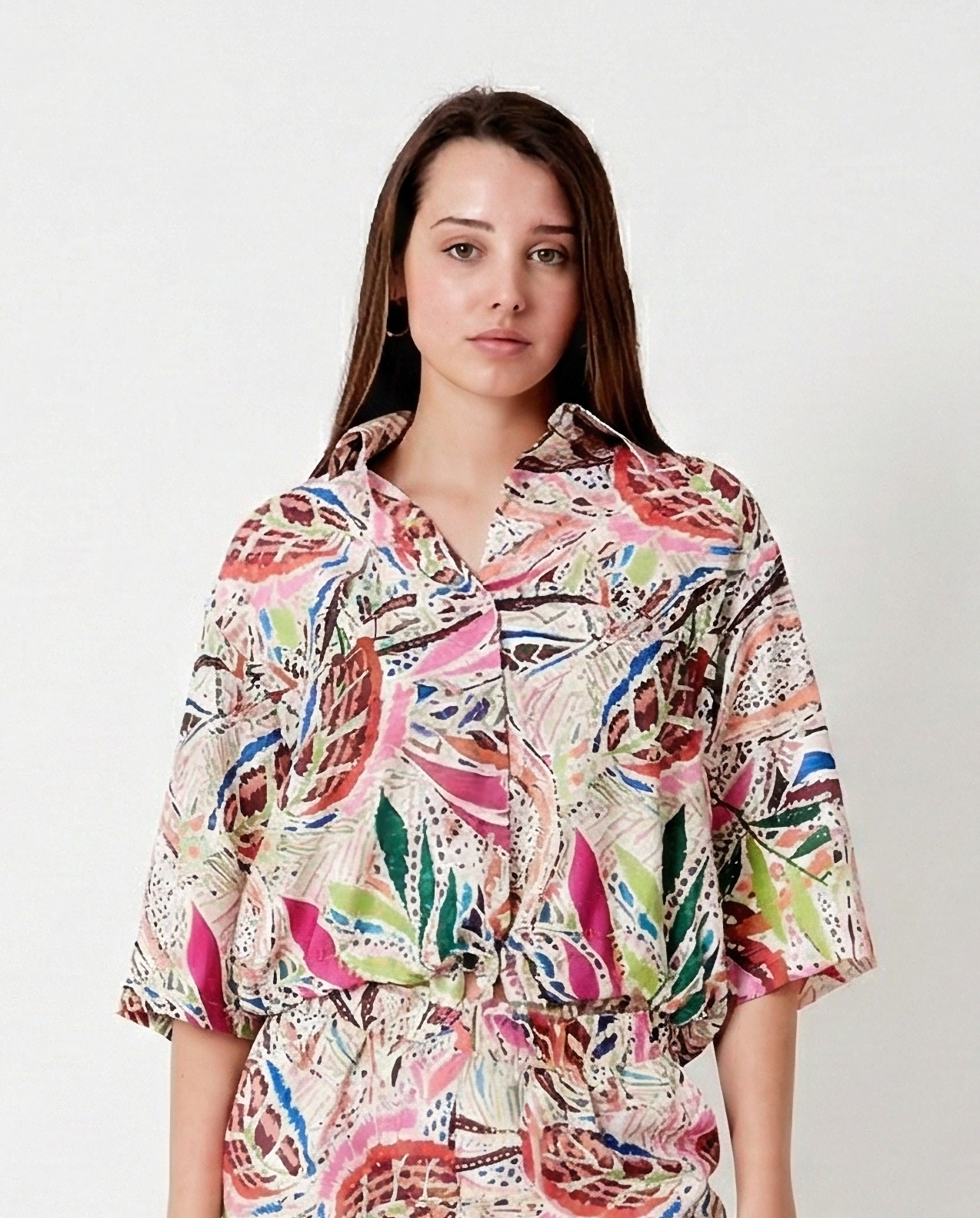Camisa corta estampado tropical con lazo